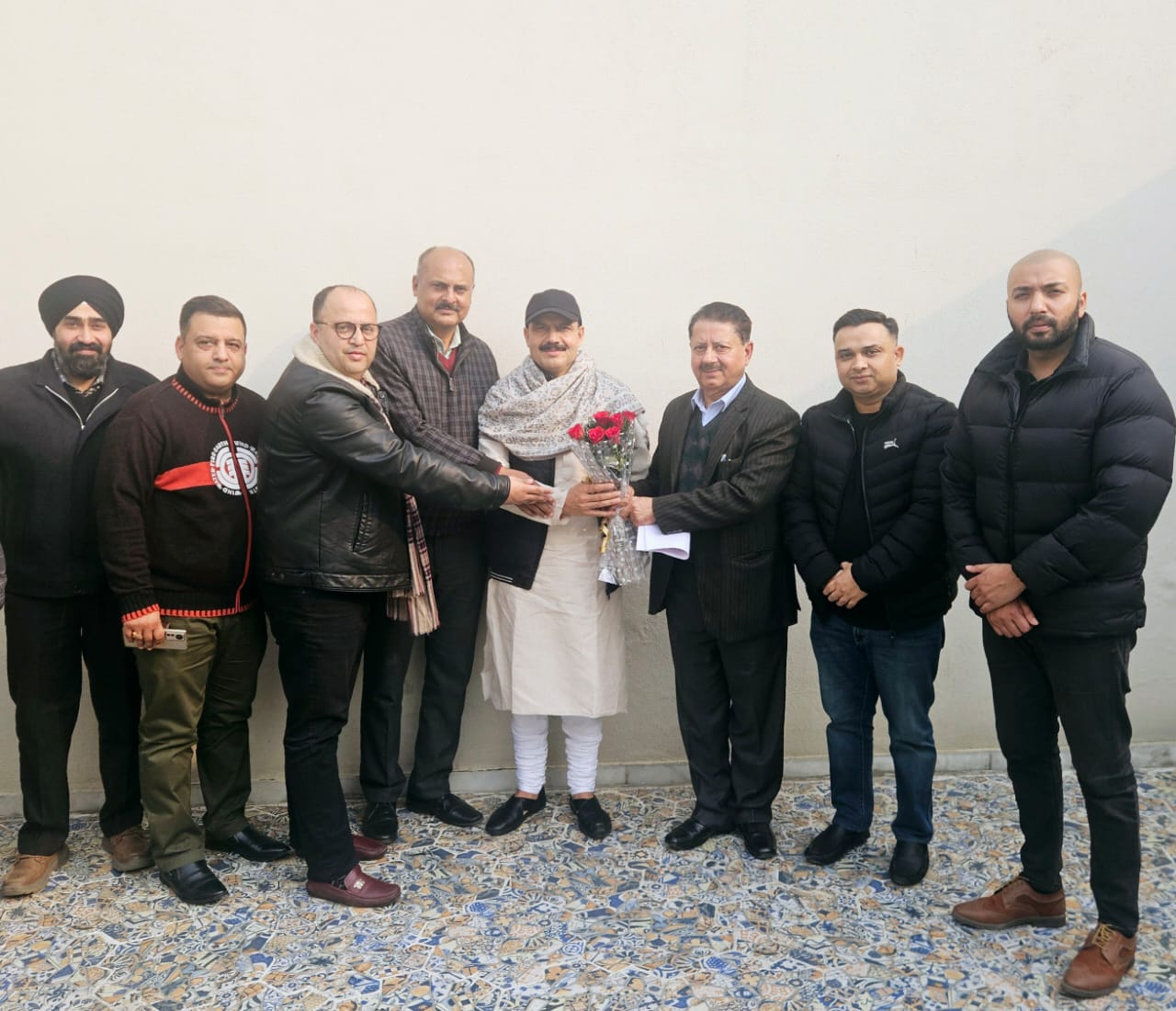 'Patnitop Hotel & Restaurant Association submits memorandum to  MLA Balwant Mankotia'